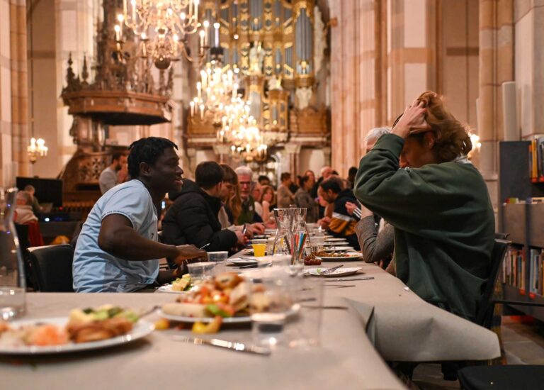 Stichting Present | De Langste Tafel — markt-eten in Zwolle